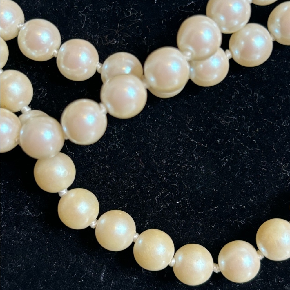Vintage faux pearl necklace. In good condition. Cream like color. 30” long - Picture 4 of 4